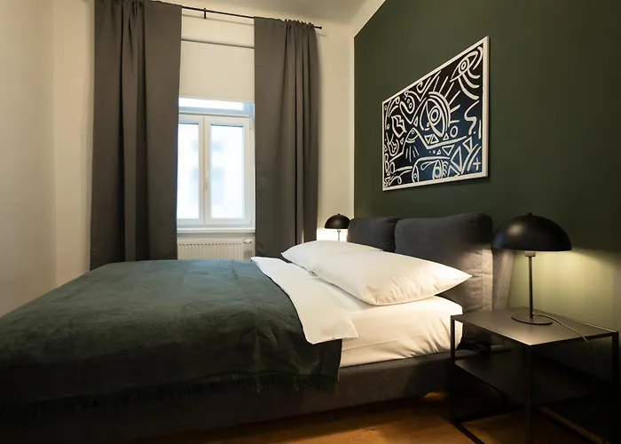Pet-Friendly Flat Near Belvedere