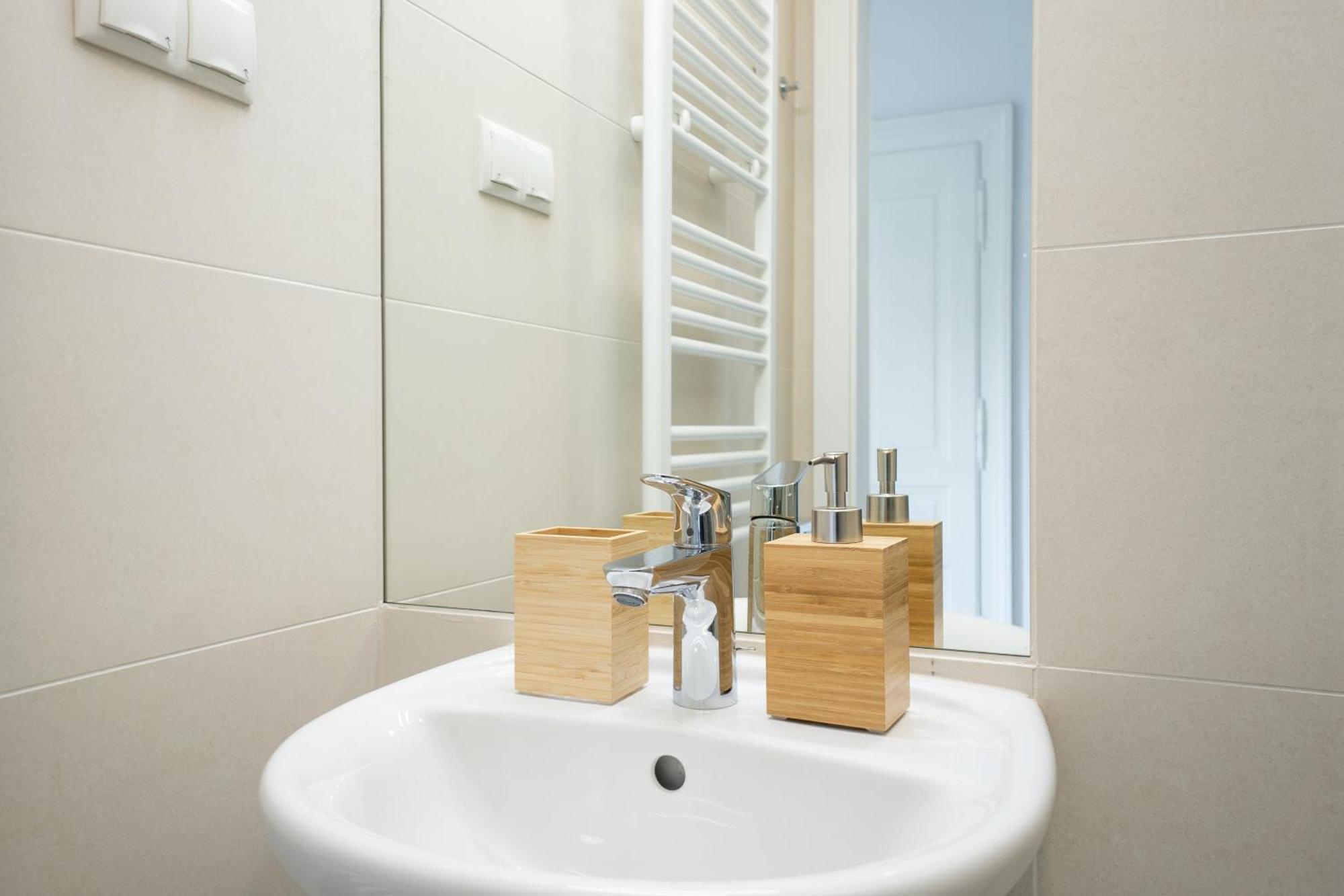 Pet-friendly Flat Near Belvedere Apartment