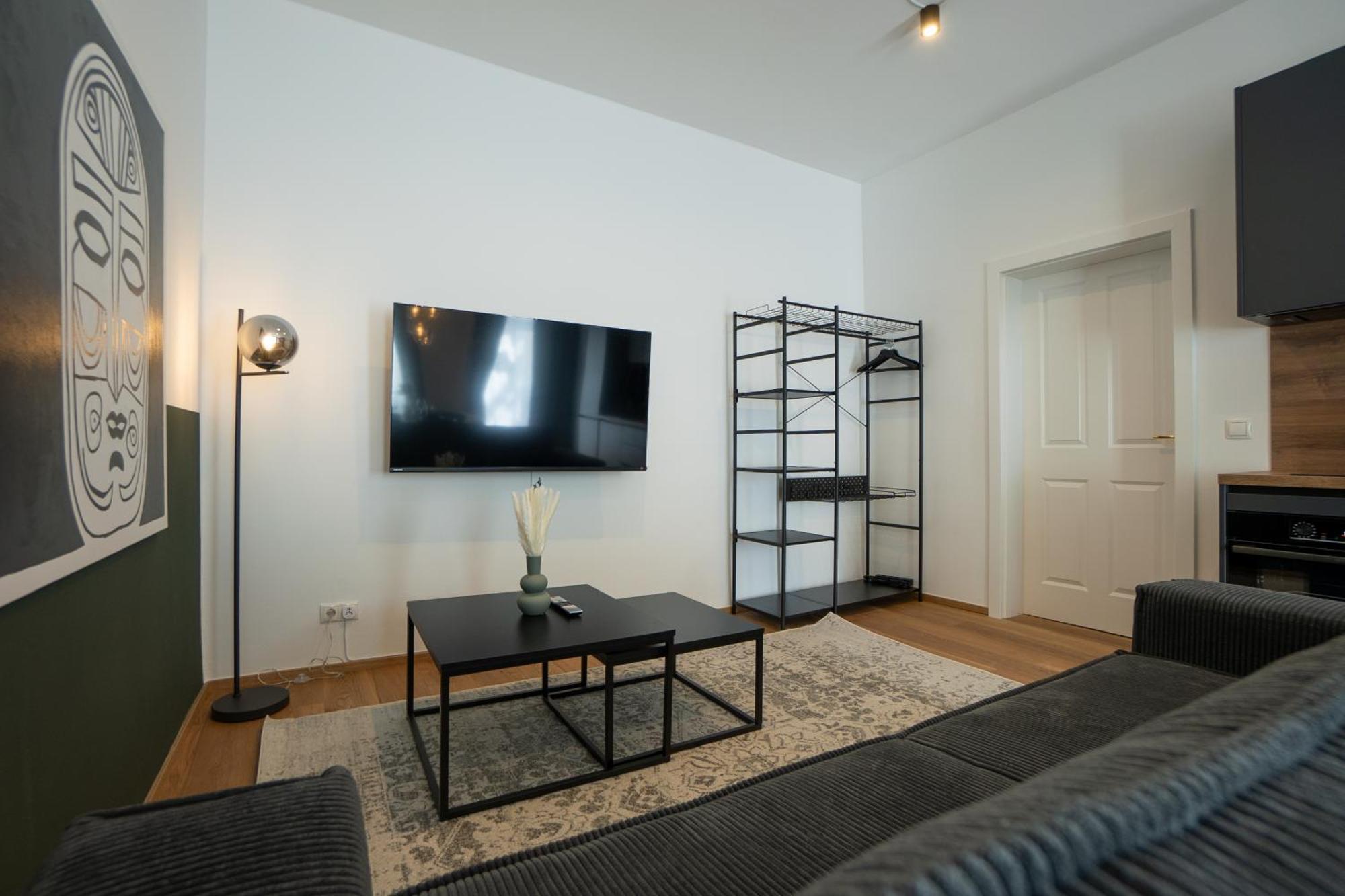 Pet-friendly Flat Near Belvedere Apartment