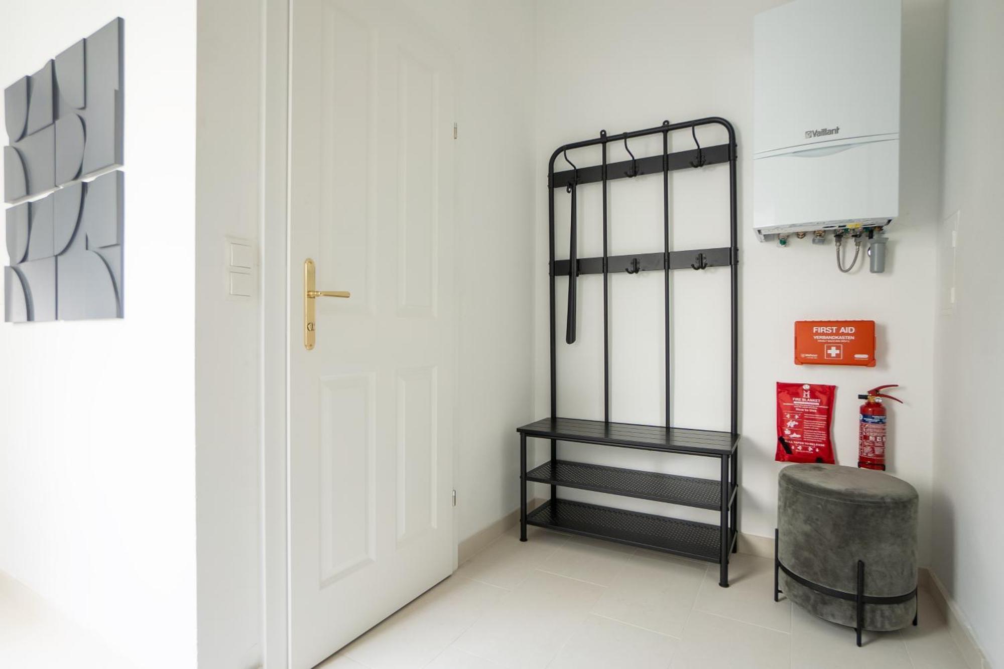 Pet-friendly Flat Near Belvedere Apartment