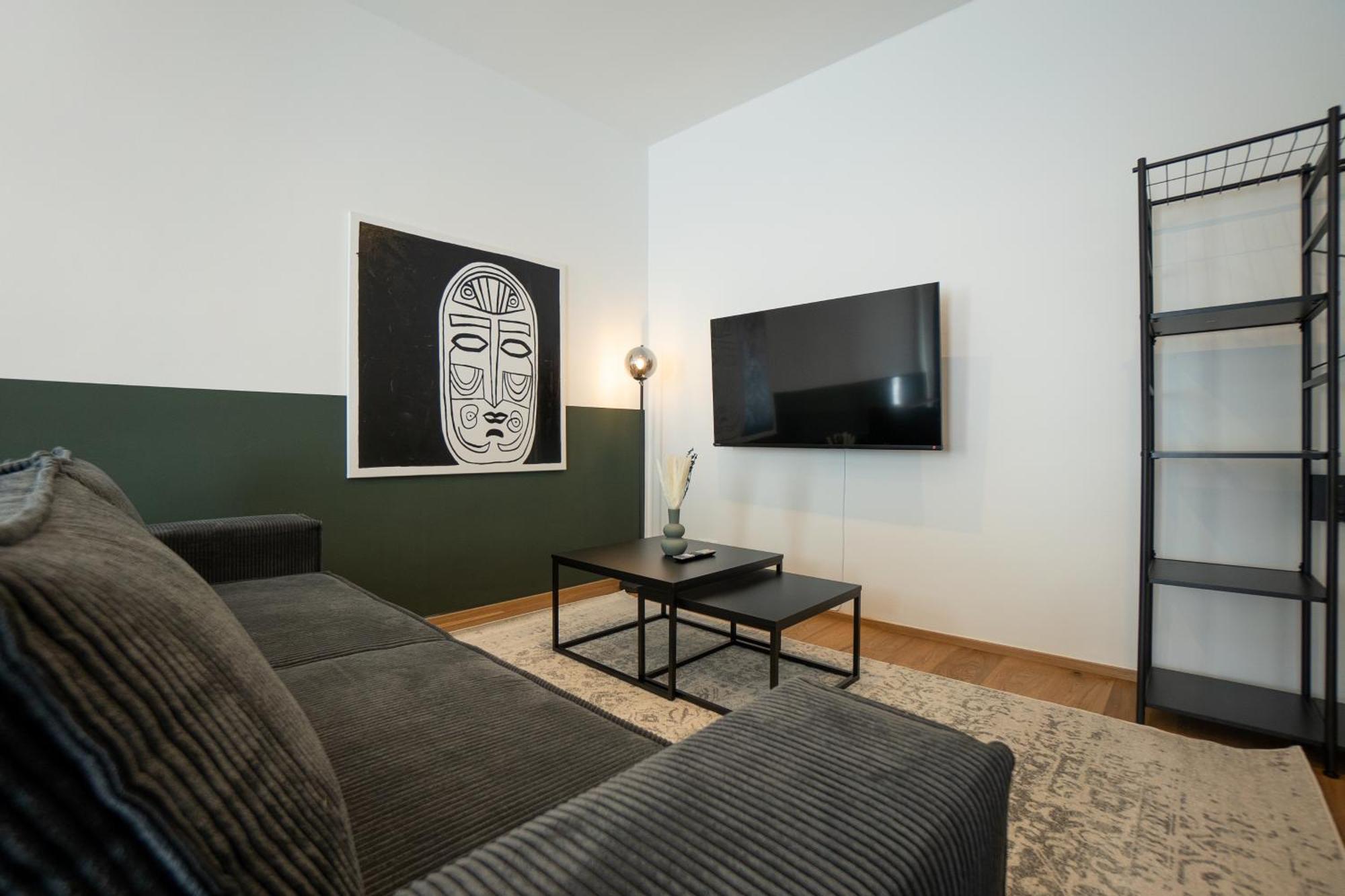 Pet-friendly Flat Near Belvedere Apartment *
