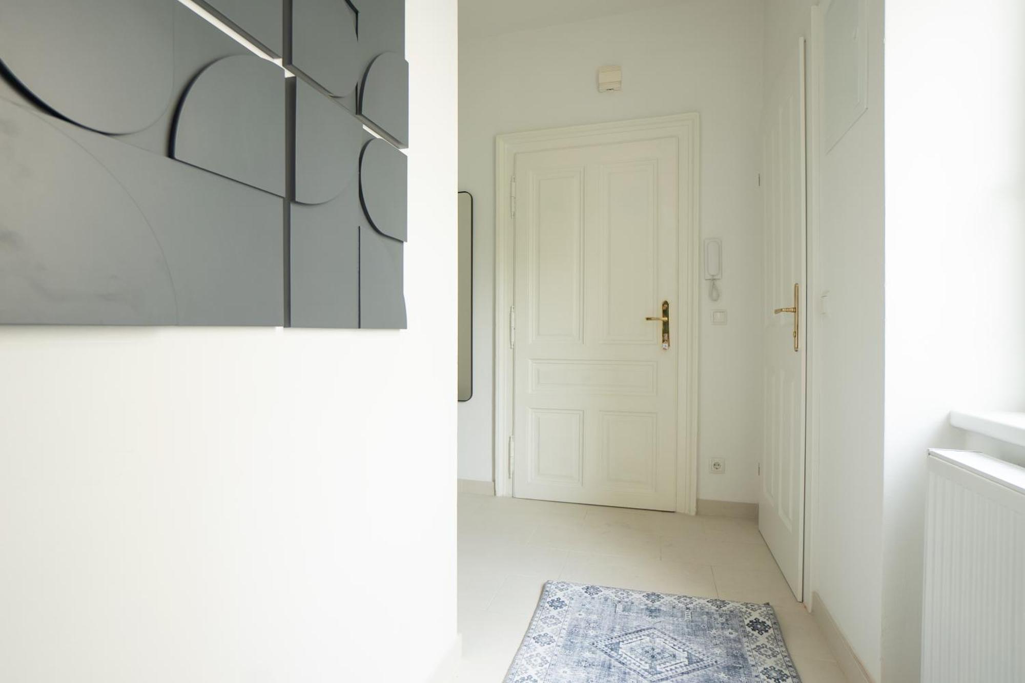 Pet-friendly Flat Near Belvedere Apartment