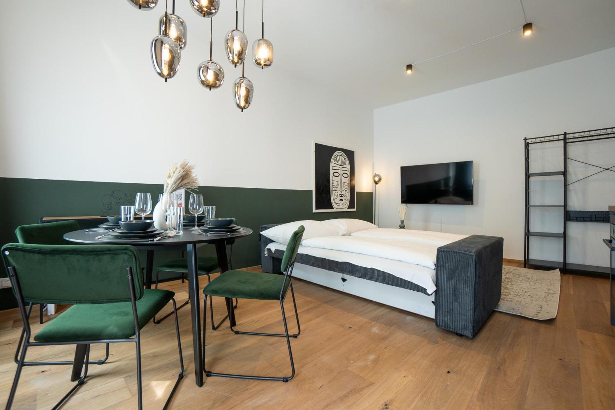 Pet-friendly Flat Near Belvedere Apartment *